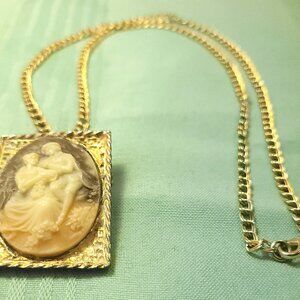 Vintage 1970s Victorian Revival Cameo Necklace Gold Tone Courting Scene 13.5"